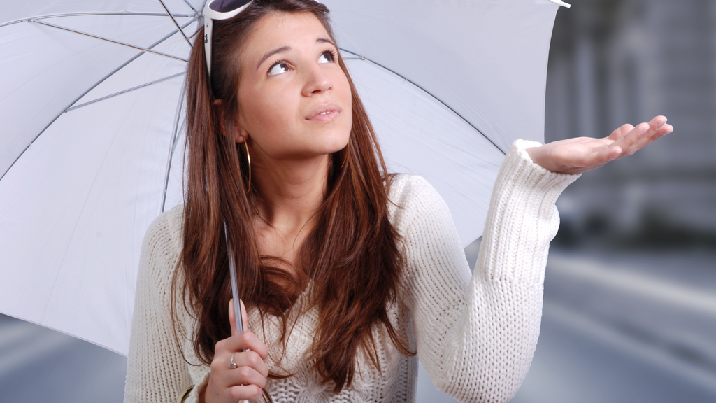 Rainy day hairstyles: 11 Remedies and styles to look & feel at your best