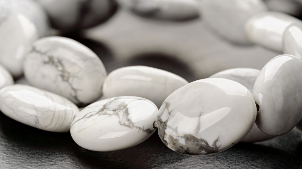 Howlite Meaning: Healing Properties & Everyday Uses